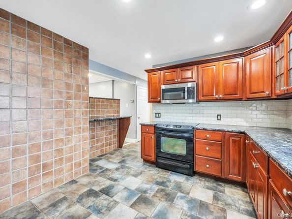 11 Winter Lane, Hicksville NY 11801