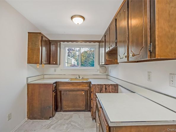 84 White Oak Street, Deer Park NY 11729