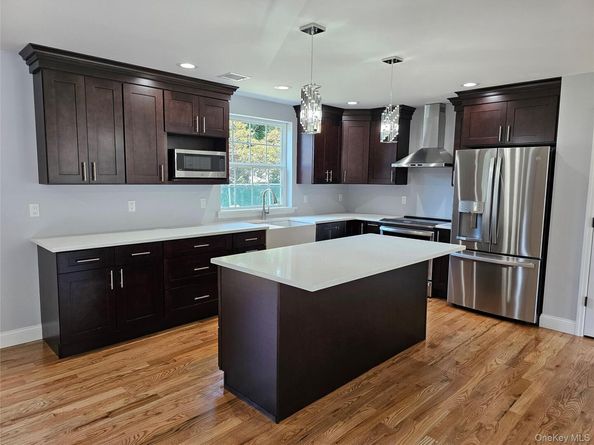 39 White Oak Street, Middle Island NY 11953