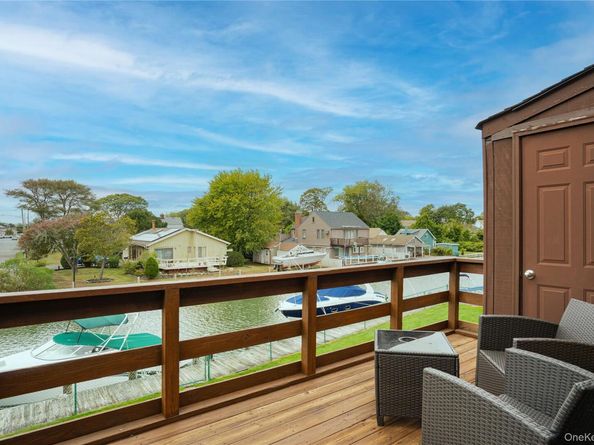 211 Mariners Way, Copiague NY 11726