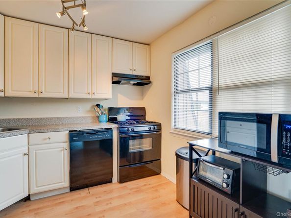 211 Mariners Way, Copiague NY 11726