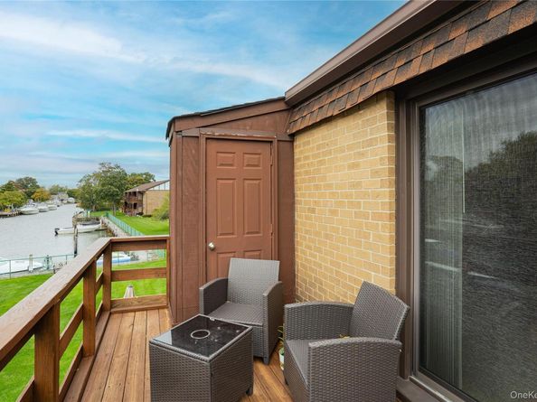 211 Mariners Way, Copiague NY 11726