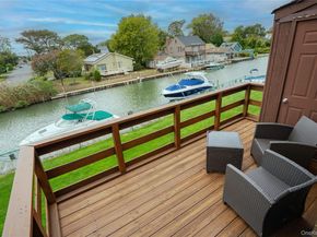 211 Mariners Way, Copiague NY 11726