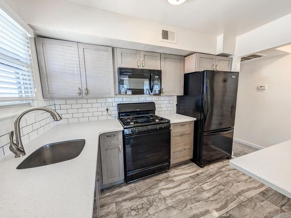 73 Rocky Point Yaphank Rd 106, Rocky Point NY 11778