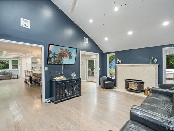14 S Hollow Road, Dix Hills NY 11746