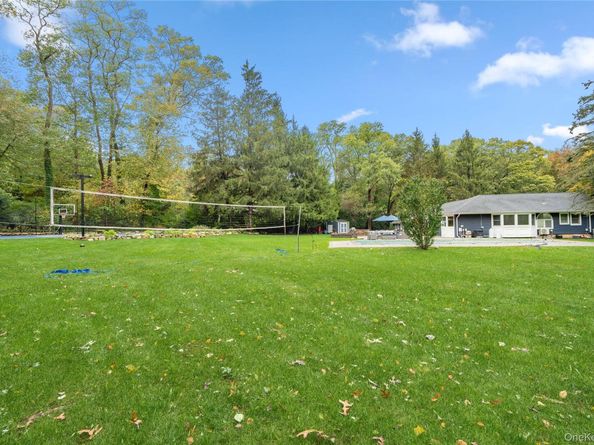 14 S Hollow Road, Dix Hills NY 11746