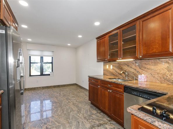 12 BOND Street 4C, Great Neck NY 11021