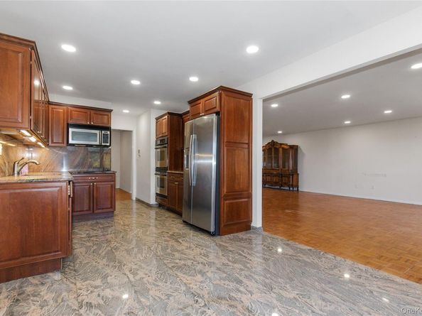 12 BOND Street 4C, Great Neck NY 11021