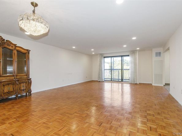 12 BOND Street 4C, Great Neck NY 11021