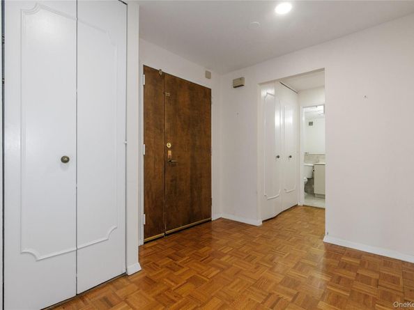 12 BOND Street 4C, Great Neck NY 11021