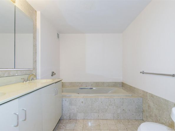 12 BOND Street 4C, Great Neck NY 11021