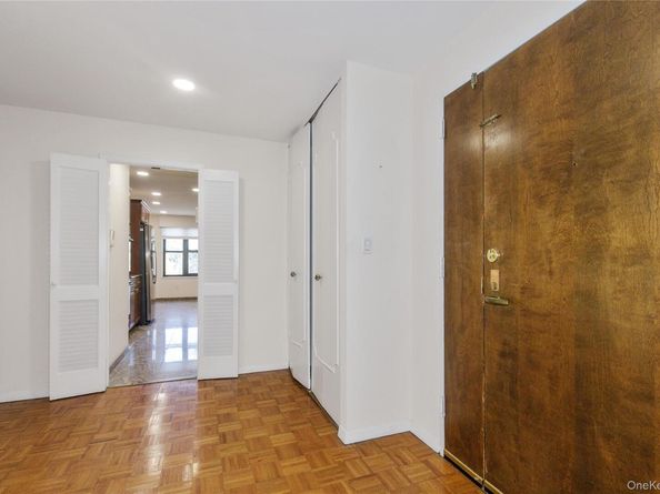 12 BOND Street 4C, Great Neck NY 11021