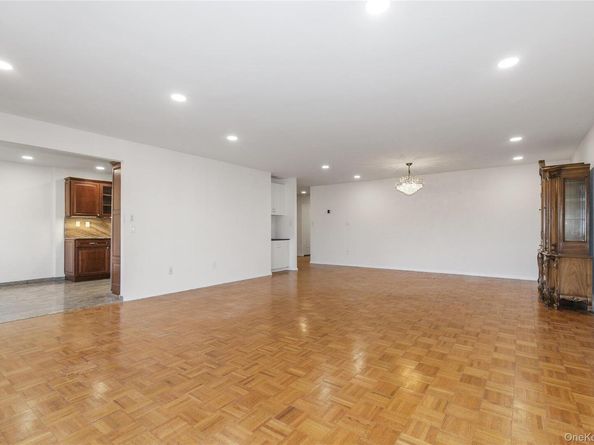 12 BOND Street 4C, Great Neck NY 11021