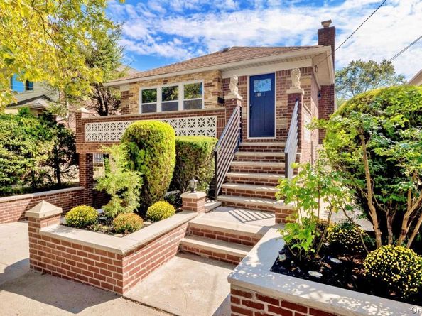 208-12 53 Avenue, Oakland Gardens NY 11364