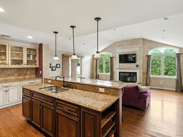 21 Macarthur Avenue, Plainview NY 11803