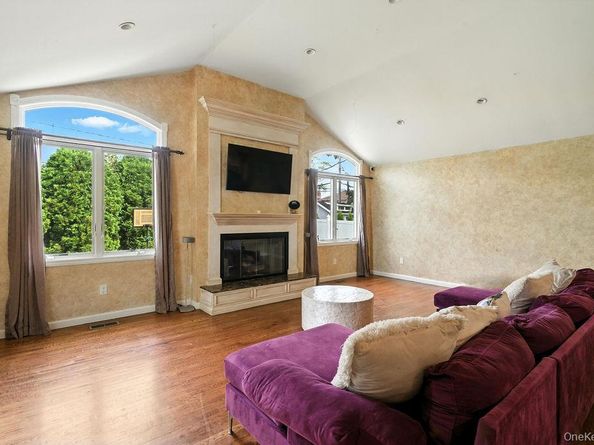 21 Macarthur Avenue, Plainview NY 11803