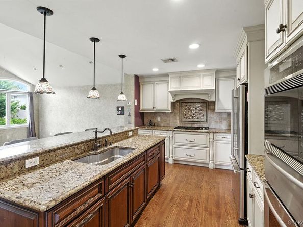 21 Macarthur Avenue, Plainview NY 11803