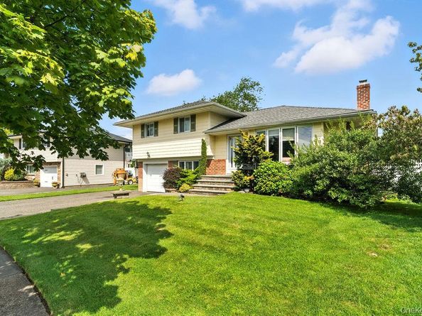 21 Macarthur Avenue, Plainview NY 11803