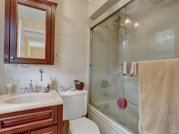 25 Sunnybrook Drive E, Oceanside NY 11572