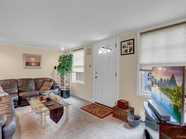 25 Sunnybrook Drive E, Oceanside NY 11572