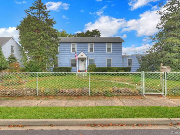 25 Sunnybrook Drive E, Oceanside NY 11572