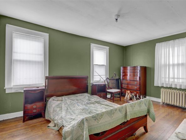 25 Sunnybrook Drive E, Oceanside NY 11572