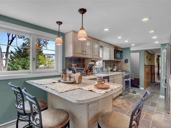 25 Sunnybrook Drive E, Oceanside NY 11572