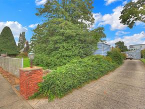 25 Sunnybrook Drive E, Oceanside NY 11572