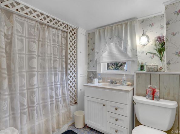 25 Sunnybrook Drive E, Oceanside NY 11572