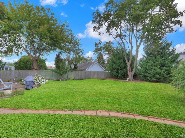 25 Sunnybrook Drive E, Oceanside NY 11572