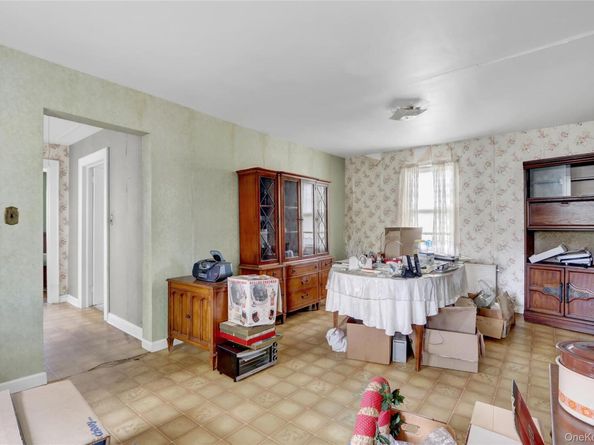 25 Sunnybrook Drive E, Oceanside NY 11572