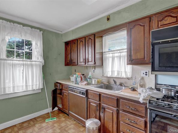 25 Sunnybrook Drive E, Oceanside NY 11572