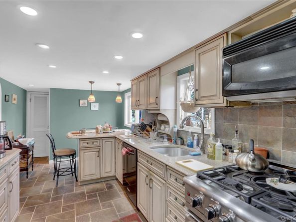 25 Sunnybrook Drive E, Oceanside NY 11572