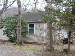 9 Eastway Path, Baiting Hollow NY 11933