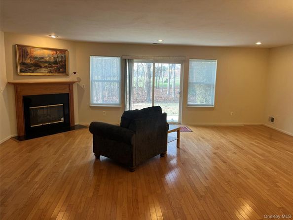 82 Lakeview Drive, Manorville NY 11949