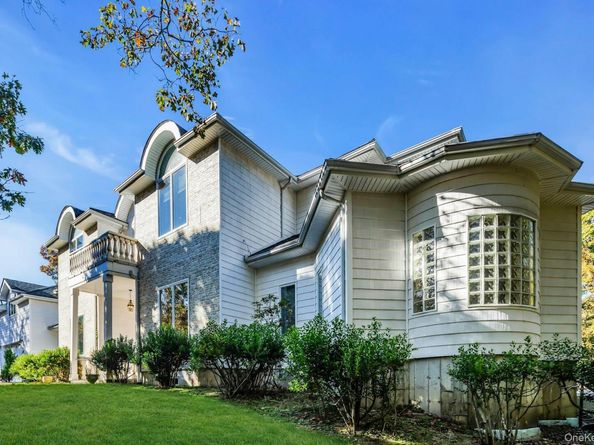 10 Bay Woods Drive, Hampton Bays NY 11946