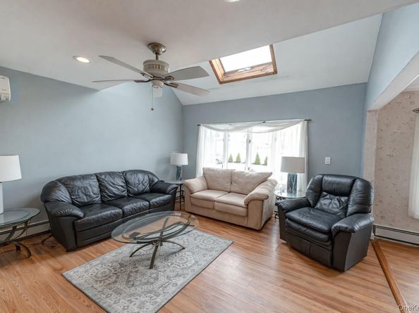 14 Willoughby Place, West Islip NY 11795