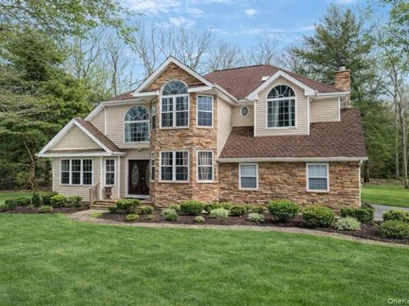 18 Darcy Avenue, Manorville NY 11949