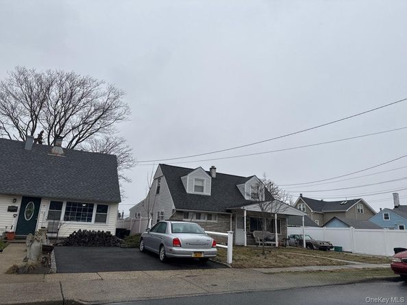 2 Quay Court, East Rockaway NY 11518