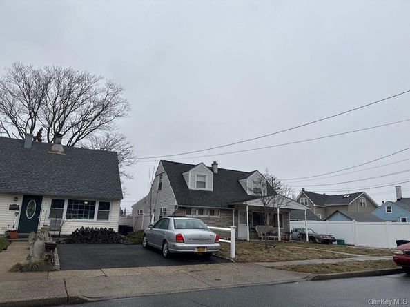 2 Quay Court, East Rockaway NY 11518