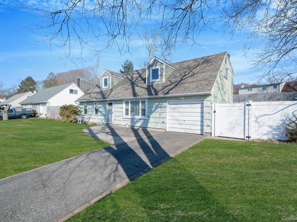 75 Oakcrest Avenue, Farmingville NY 11738