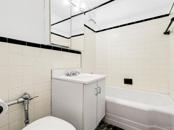 66-10 Thornton Place 2F, Rego Park NY 11374
