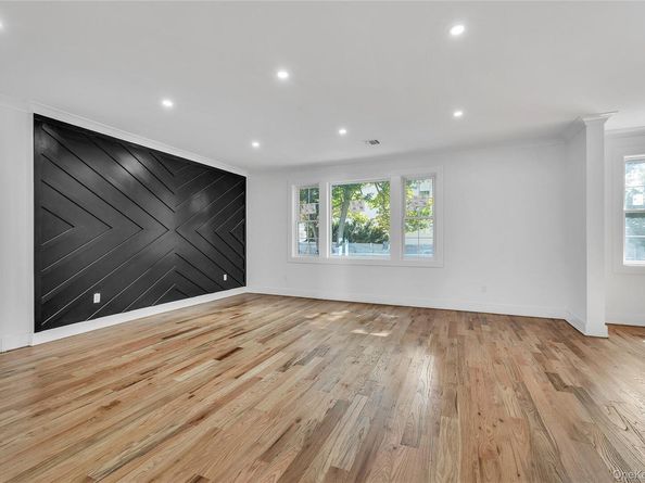 1130 Carlls Straight Path, Dix Hills NY 11746