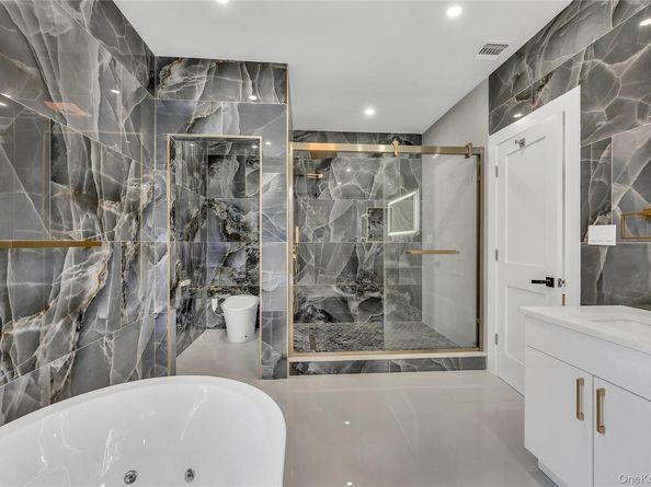 1130 Carlls Straight Path, Dix Hills NY 11746