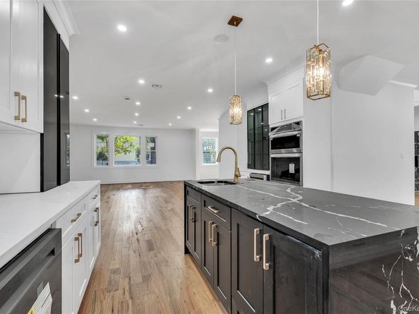 1130 Carlls Straight Path, Dix Hills NY 11746