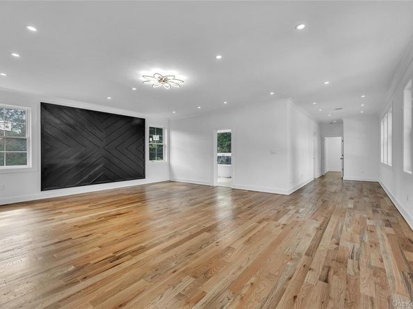 1130 Carlls Straight Path, Dix Hills NY 11746