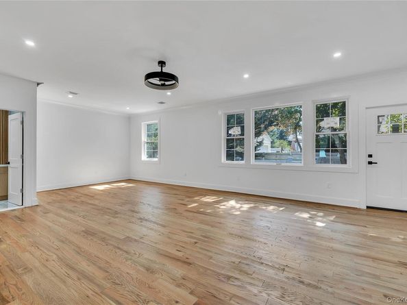 1130 Carlls Straight Path, Dix Hills NY 11746