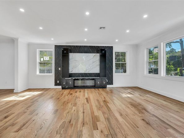 1130 Carlls Straight Path, Dix Hills NY 11746