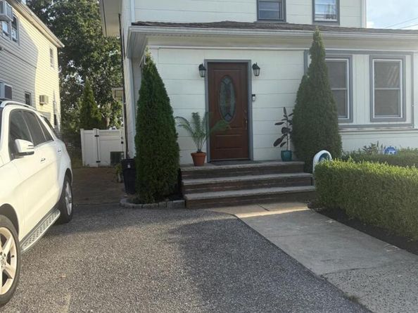 22 Devine Street, Lynbrook NY 11563