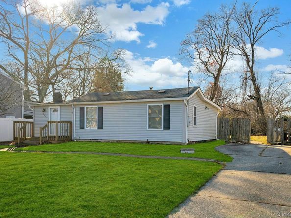 669 East Drive, Lindenhurst NY 11757
